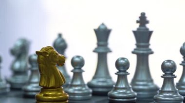 Satranç tahtasında siyah izole edilmiş arka planda duran bir satranç oyunu parçası. Piyasa hedef stratejisi için iş lideri konsepti. Zeka yarışması ve iş yarışması başarısı oyunu.