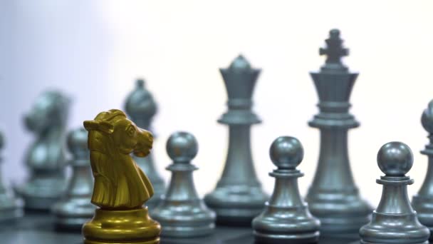 チェスゲームのピースは 黒の隔離された背景を持つチェスボード上に立つ 市場目標戦略のためのビジネスリーダーの概念 インテリジェンスチャレンジとビジネス競争の成功プレイ — ストック動画