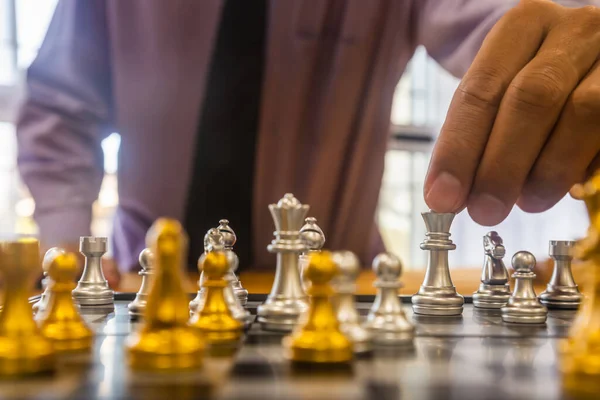 Satranç Tahtasında Satranç Adamı Geçmişinin Arkasında Finansal Bilgi Pazarlama Stratejisi — Stok fotoğraf