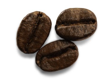 Üç kavrulmuş kahve çekirdeği dokusunu kapatın. Arka plan, zemin, duvar kâğıdı, ekran ve kahve tasarımı hakkındaki her şey için uygun olan kırpma yolu ile beyaz zemin üzerinde izole edilmiş kahve çekirdeği..