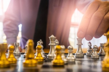 Satranç tahtasında satranç, iş adamı geçmişinin arkasında. Finansal bilgi ve pazarlama stratejisi analizi sunma konsepti. Küresel ekonomi ve dijital ticarete yönelik yatırım hedefi.