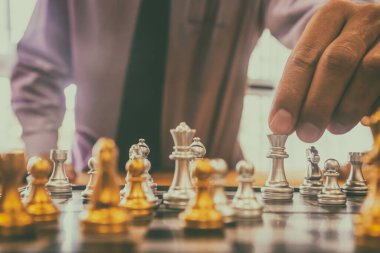 Satranç tahtasında satranç, iş adamı geçmişinin arkasında. Finansal bilgi ve pazarlama stratejisi analizi sunma konsepti. Küresel ekonomi ve dijital ticarete yönelik yatırım hedefi.