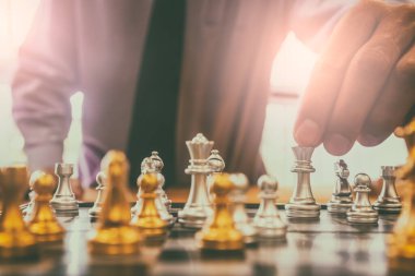 Satranç tahtasında satranç, iş adamı geçmişinin arkasında. Finansal bilgi ve pazarlama stratejisi analizi sunma konsepti. Küresel ekonomi ve dijital ticarete yönelik yatırım hedefi.