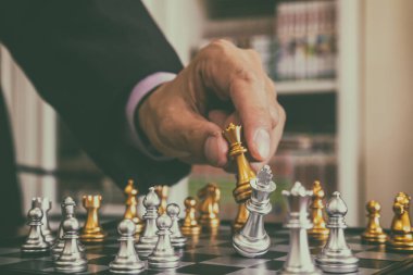 Satranç tahtasında satranç, iş adamı geçmişinin arkasında. Finansal bilgi ve pazarlama stratejisi analizi sunma konsepti. Küresel ekonomi ve dijital ticarete yönelik yatırım hedefi.