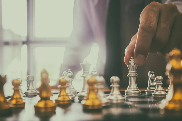 Satranç Tahtasında Satranç Adamı Geçmişinin Arkasında Finansal Bilgi Pazarlama Stratejisi — Stok fotoğraf