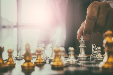 Satranç tahtasında satranç, iş adamı geçmişinin arkasında. Finansal bilgi ve pazarlama stratejisi analizi sunma konsepti. Küresel ekonomi ve dijital ticarete yönelik yatırım hedefi.