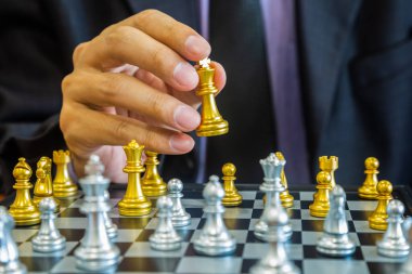 Satranç tahtasında satranç, iş adamı geçmişinin arkasında. Finansal bilgi ve pazarlama stratejisi analizi sunma konsepti. Küresel ekonomi ve dijital ticarete yönelik yatırım hedefi.