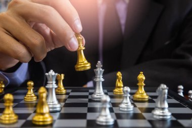 Satranç tahtasında satranç, iş adamı geçmişinin arkasında. Finansal bilgi ve pazarlama stratejisi analizi sunma konsepti. Küresel ekonomi ve dijital ticarete yönelik yatırım hedefi.
