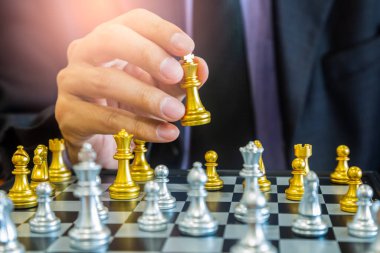 Satranç tahtasında satranç, iş adamı geçmişinin arkasında. Finansal bilgi ve pazarlama stratejisi analizi sunma konsepti. Küresel ekonomi ve dijital ticarete yönelik yatırım hedefi.