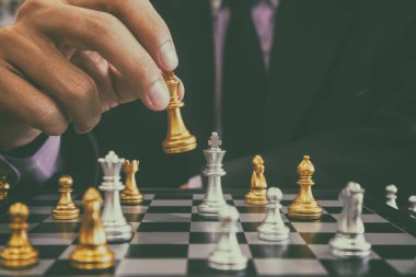 Satranç tahtasında satranç, iş adamı geçmişinin arkasında. Finansal bilgi ve pazarlama stratejisi analizi sunma konsepti. Küresel ekonomi ve dijital ticarete yönelik yatırım hedefi.