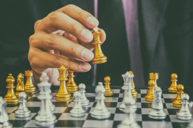 Satranç tahtasında satranç, iş adamı geçmişinin arkasında. Finansal bilgi ve pazarlama stratejisi analizi sunma konsepti. Küresel ekonomi ve dijital ticarete yönelik yatırım hedefi.