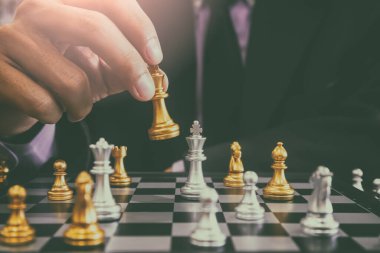 Satranç tahtasında satranç, iş adamı geçmişinin arkasında. Finansal bilgi ve pazarlama stratejisi analizi sunma konsepti. Küresel ekonomi ve dijital ticarete yönelik yatırım hedefi.