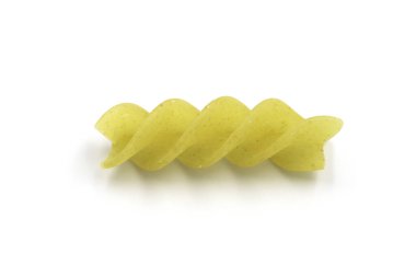 Makro üst görünümde beyaz izole arkaplanda ev yapımı fusilli makarna. Fusilli 'nin spiral şekli ve sarı rengi var. Makarna, erişte gibi buğday unundan yapılan İtalyan geleneksel yemeğidir..