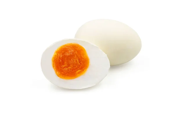 煮沸的有机咸蛋在白色孤立的背景上 有切割路径 咸鸭蛋是一种很受欢迎的泰国菜 在烹调和烘焙时具有咸味和奶油味 — 图库照片