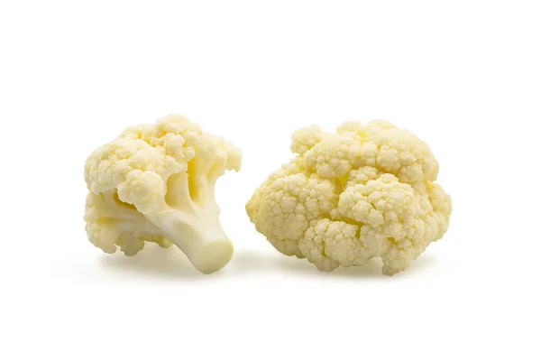 两片新鲜的有机花椰菜在白色孤立的背景上与剪枝路径 花椰菜有很高的碳水化合物和纤维 甜甜可口 食用蔬菜概念 — 图库照片