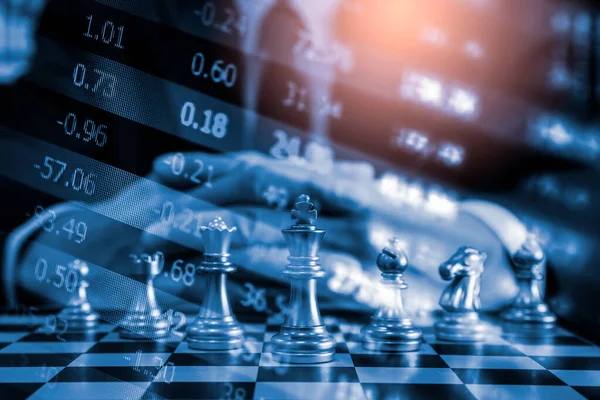 株式市場や金融投資の概念のための外国為替取引グラフ上のチェスゲーム デジタルビジネスマーケティング戦略分析の経済動向 要旨財務の背景 — ストック写真
