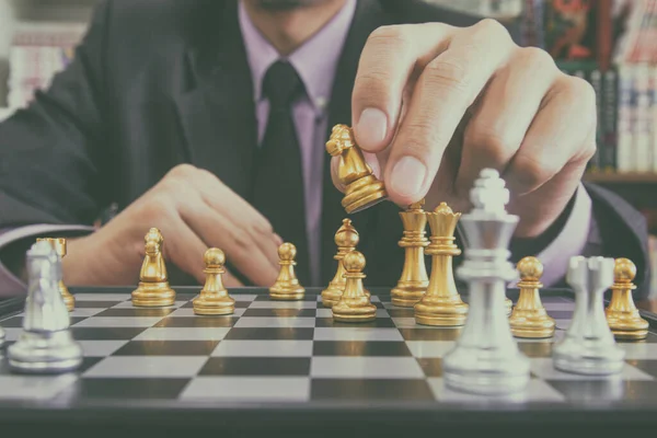 남자들 체스보드에 게임이 마케팅 분석을 제공하는 비즈니스 경제와 디지털 상업의 — 스톡 사진