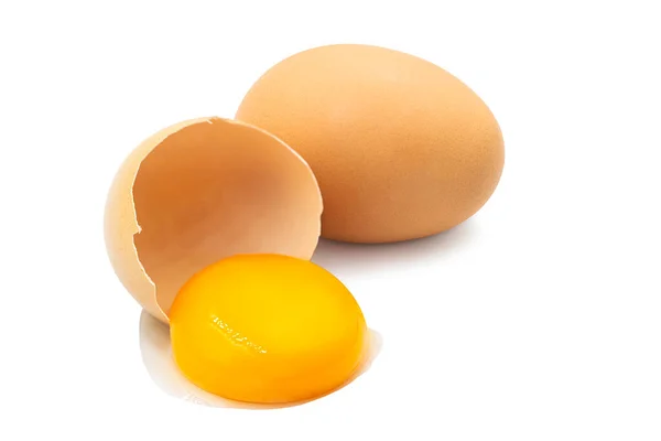 新鲜的有机未煮熟的全鸡蛋和蛋黄从半碎壳中倒入白色孤立的背景 有切碎路径 鸡蛋是蛋白质含量高 味道鲜美的食物 对健康有益 生粮食概念 — 图库照片