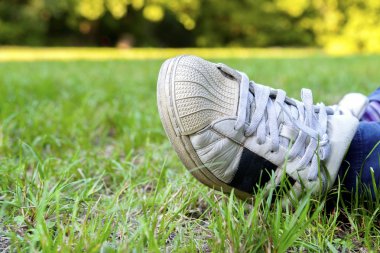 Tenis ayakkabısı çim 
