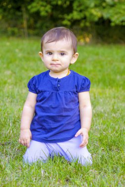 diz çimenlerin üzerinde şaşkın bebek