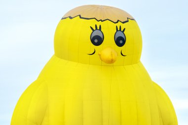 Sarı civciv sıcak hava balonu