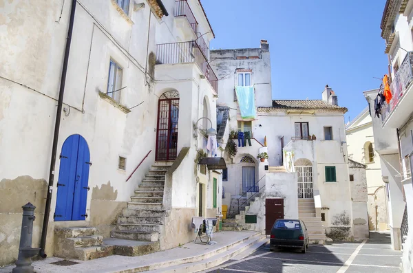 Weißes Gebäude blaue Tür italienisches Dorf rodi gargano — Stockfoto