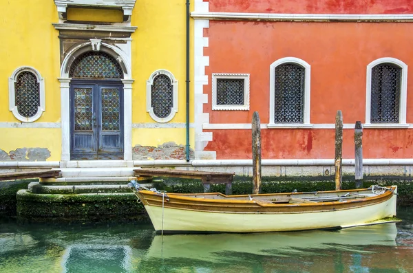 Cancello venezia edifici colorati ormeggiato barca canale italia veneziana — Foto Stock