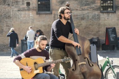 Kontrbas çalar Sokak çalgıcısı sokak sanatçı