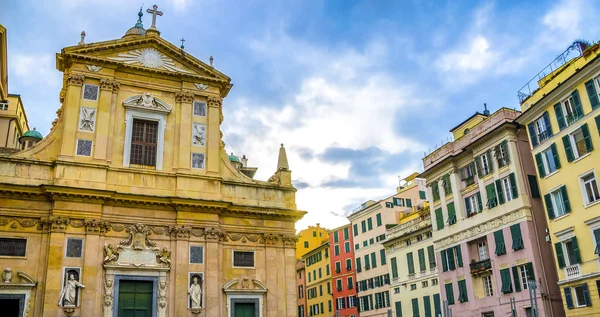 De kleurrijke gebouwen Genova piazza giacomo matteotti liguri kerk — Stockfoto