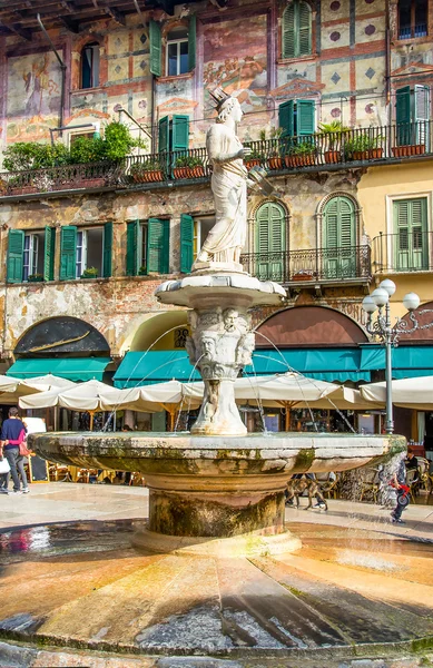 Madonna Verona fountain in Piazza delle Erbe square Verona — Stock Photo, Image