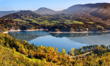 Suviana Gölü sonbahar Bologna Emilia Romagna İtalya
