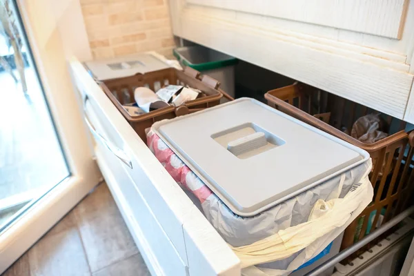 Ящик для сортировки отходов, перерабатывающий домашнюю работу на кухне — стоковое фото