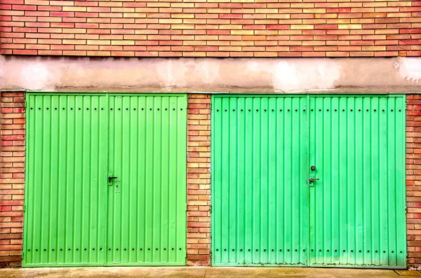 Tijolo vermelho garagem porta verde — Fotografia de Stock