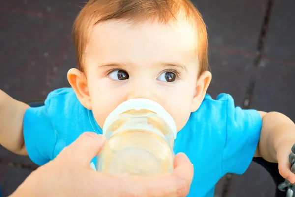 Dare il biberon al neonato — Foto Stock