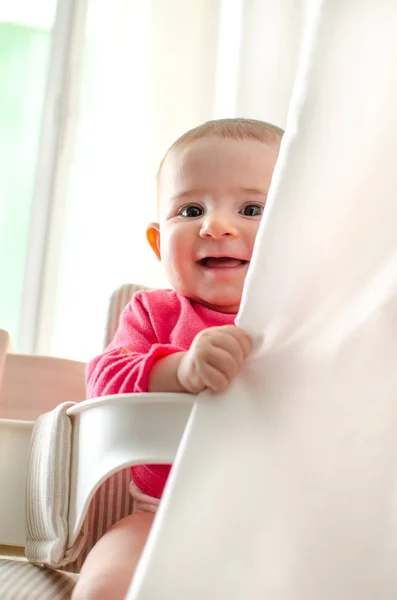 Детские шторы игривая новорожденная улыбка — стоковое фото