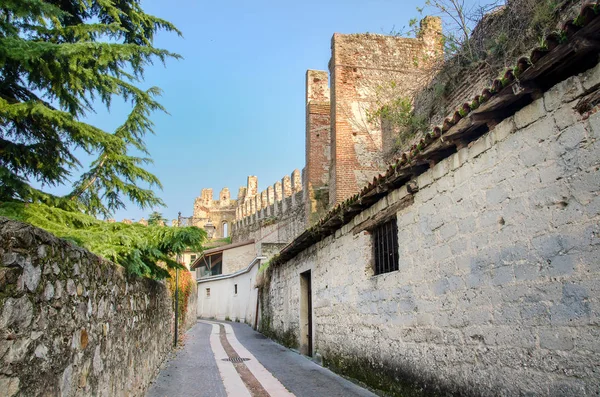 Tipikus sikátorban a Lazise veneto középkori olasz város — Stock Fotó
