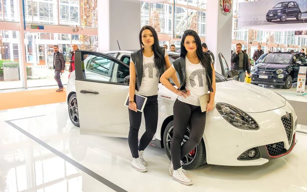 Twin brunette modèle Alfa Romeo Giulietta Motor Show Bologne — Photo