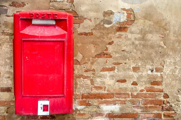 posta kutusu kırmızı İtalyan tuğla duvar
