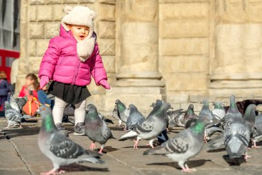 Çocuk oyun kuşlar yavru kız yeni doğan güvercinler