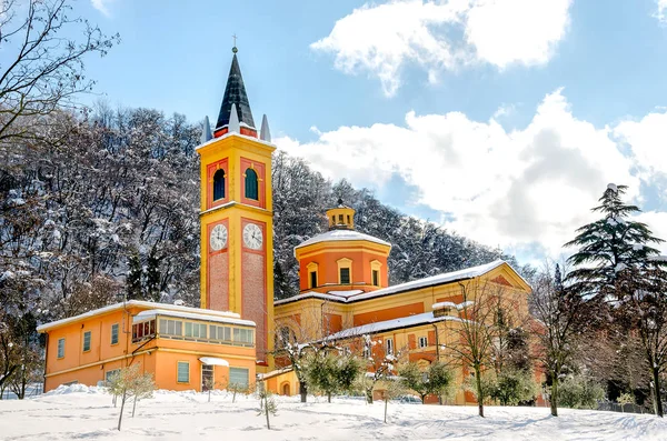 Nieve de la iglesia cubierta de color amarillo naranja — Foto de Stock