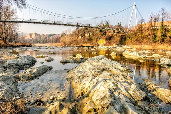 Fussgängerbrücke Fluss Felsen unter casalecchio di reno bologna italien — Stockfoto