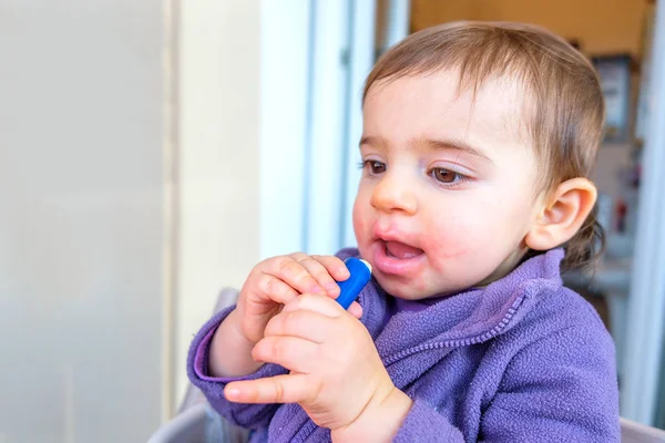 Baby lippenbalsem schrale lippen gekoeld gebarsten dermatitis — Stockfoto