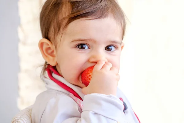 Bambino morso fragola neonato mangiare frutta — Foto Stock