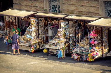 Hediyelik eşya tezgahları İtalya Loreto Ziyafet