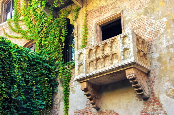 El balcón original Romeo y Julieta situado en Verona, Italia — Foto de Stock