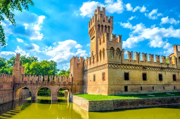 Bologna kasteel Minerbio emilia romagna landmark Italië blauwe hemel fantasie — Stockfoto