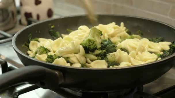 Cook orecchiette cime di rapa τηγάνι μίγμα ζυμαρικά ανάμειξη Ιταλικά Απουλία τροφίμων — Αρχείο Βίντεο