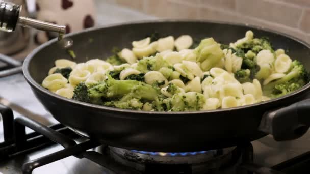 Olive oil pasta orecchiette rapini broccoli — Stock Video