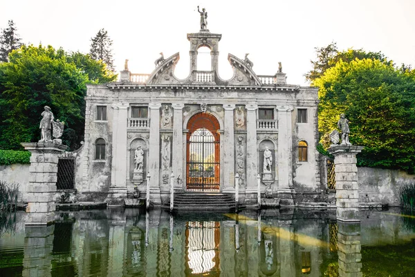 Valsanzibio jardín puerta estanque de agua entrada villa barbarigo —  Fotos de Stock