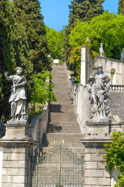 Long ancient staircase steps and two statues Colle della Rocca hill in Monselice — Stock Photo, Image